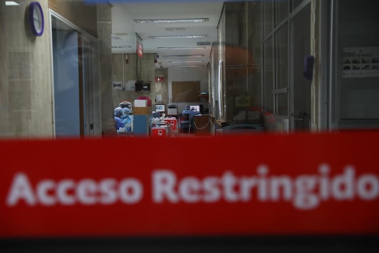 El Instituto de Seguridad y Servicios Sociales de los Trabajadores del Estado (ISSSTE) informó que un intendente del Hospital General 'Fernando Quiroz Gutiérrez' ubicado en la Ciudad de México fue presentado ante el Ministerio Público de la Fiscalía para delitos Sexuales, presuntamente acusado de abusar sexualmente de una mujer de la tercera edad que permanecía intubada por COVID-19. (ARCHIVO)