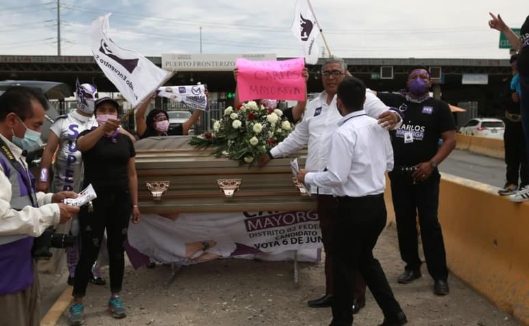 El candidato a diputado federal por el Distrito 2 del Partido Encuentro Social, Carlos Mayorga, realizó la representación de un funeral, incluyendo peritos, dolientes, féretro y carroza fúnebre. (ESPECIAL)