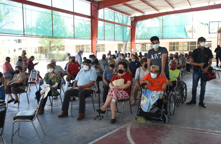Se busca que los adultos mayores no pasen tanto tiempo en las filas de vacunación anti-COVID-19. (JESÚS GALINDO)