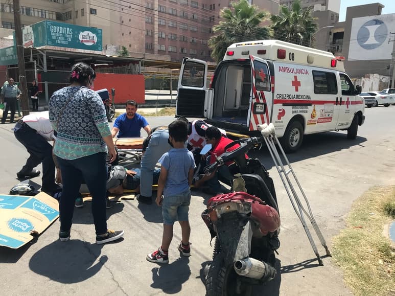 Dos menores de edad iban a bordo de una motocicleta sin placas. (EL SIGLO DE TORREÓN)