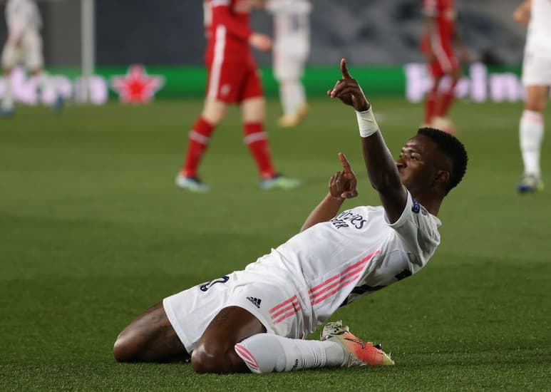 Vinícius celebra luego de marcar el primer tanto, en el triunfo del Madrid 3-1 sobre Liverpool. (EFE)