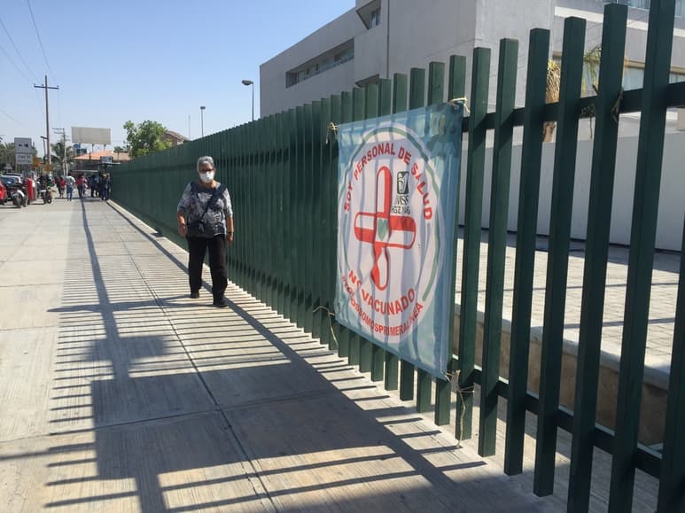 El pasado lunes trabajadores del HGZ 46 del IMSS pidieron información sobre la vacunación.