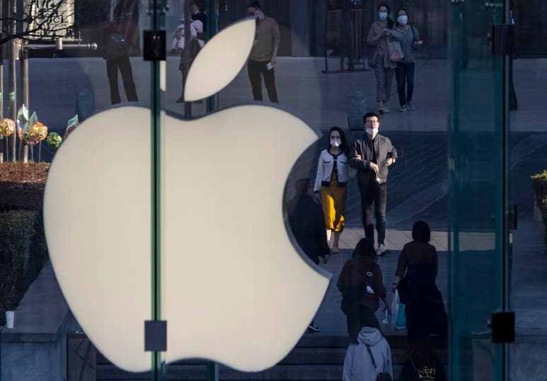 Apple llevará a cabo en los próximos días un gran cambio en su política de privacidad que dificultará la tarea de los anunciantes en internet y que la mantiene abiertamente enfrentada con Facebook, según confirmaron a Efe fuentes de la compañía. (ARCHIVO)