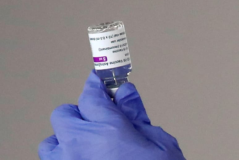 La Agencia Europea del Medicamento (EMA) confirmó este miércoles un “posible vínculo” de AstraZeneca con los casos inusuales de coagulación sanguínea reportados en algunas personas que recibieron esta vacuna, pero considera que su beneficio sigue estando por encima del riesgo de un efecto secundario.