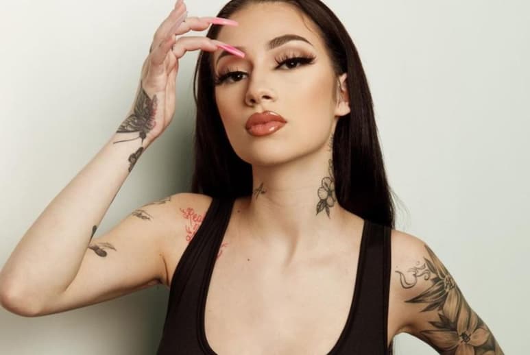 Apenas cumplió los 18 años de edad y la rapera comenzó con su cuenta en OnlyFans, obteniendo gran éxito entre sus seguidores (@BHADBHABIE)