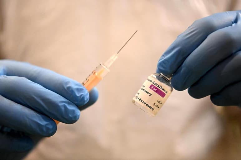El Reino Unido recomienda ofrecer vacunas alternativas a la de Oxford/AstraZeneca a los menores de 30 años, después de que se haya detectado un posible vínculo entre ésta e inusuales trombos en adultos jóvenes, anunció este miércoles el Comité conjunto de vacunación e inmunización (JCVI, en inglés). (ARCHIVO)