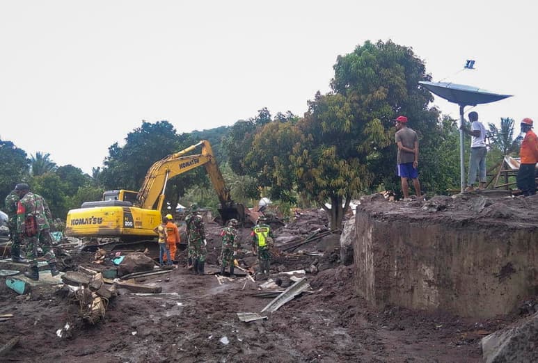 Los equipos de emergencia de Indonesia trabajan este miércoles a contrarreloj en varias islas del sur del país para tratar de encontrar a los 61 desaparecidos en las riadas de los últimos días, en las que han muerto 138 personas. (EFE)