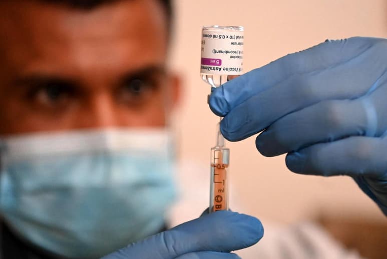 La aprobación a finales de enero de la vacuna de AstraZeneca debía haber acelerado la inmunización en Europa, sin embargo, la polémica por la falta de dosis suministradas por la empresa y, ante todo, la aparición de casos de trombosis tras el pinchazo, mantienen a este preparado en permanente examen. (ARCHIVO)