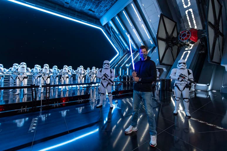 Tras enfrentarse a la defensiva de los Chiefs de Kansas City, el quarterback de los Buccaneers de Tampa Bay, Tom Brady, no tuvo problemas con un duelo de sables de luz con Kylo Ren de Star Wars y una unidad de tropas de asalto. (AP)
