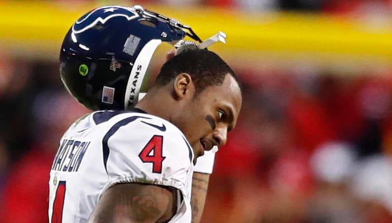 Nike y Beats By Dre, una firma de auriculares propiedad de Apple, han roto sus relaciones publicitarias con el jugador de fútbol americano Deshaun Watson, mariscal de los Texans de Houston, tras demandas de agresión sexual y conducta inapropiada por parte de una veintena de mujeres, según informaron este miércoles medios locales. (EFE)