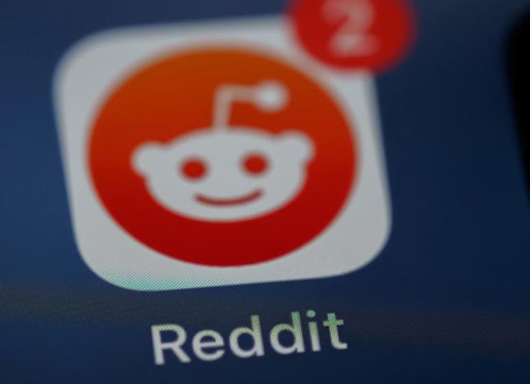 El portal de vIdeos YouTube (propiedad de Google) y la plataforma de foros Reddit fueron las redes sociales que más crecimiento experimentaron en EUA a lo largo del año de pandemia de la COVID-19, según un estudio publicado este miércoles por el centro de investigaciones Pew. (Especial)