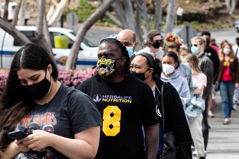 Estados Unidos alcanzó este miércoles 30,917,756 casos confirmados del coronavirus SARS-CoV-2 y 559,066 fallecidos por la enfermedad de la COVID-19, de acuerdo con el recuento independiente de la Universidad Johns Hopkins. (EFE)