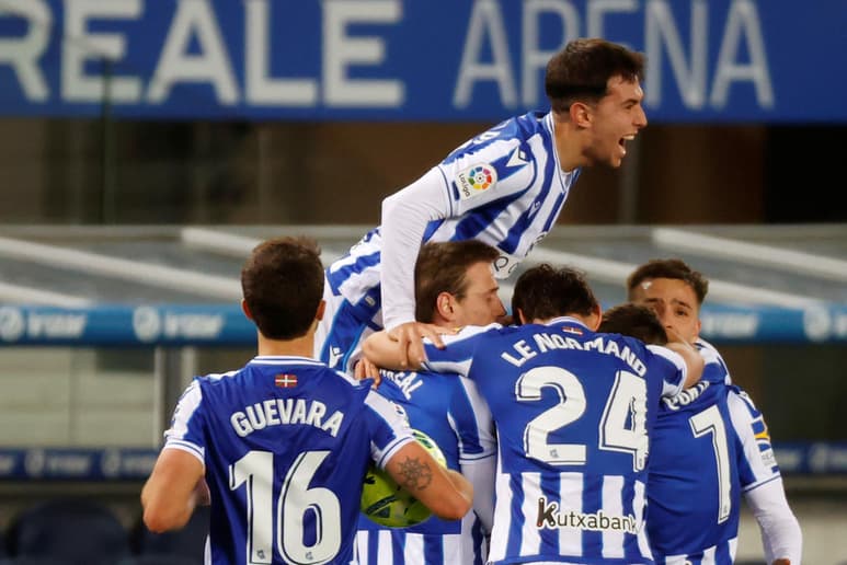 Roberto López anotó a los 89 minutos para que la Real Sociedad empatara el miércoles 1-1 con el Athletic Bilbao en La Liga española, al disputar el segundo derbi vasco en cuatro días. (EFE)