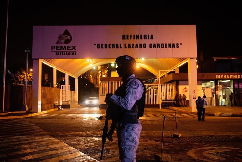 Un fuerte incendio se registró este miércoles en la refinería Lázaro Cárdenas, ubicada en la ciudad de Minatitlán, en el estado mexicano de Veracruz, dejando como saldo siete heridos con heridas leves y sin decesos, informó la estatal Petróleos Mexicanos (Pemex). (EFE)