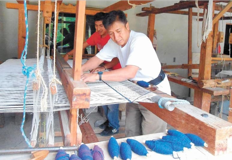 Artesanas de Oaxaca de la cooperativa Tixinda denunciaron que una agrupación denominada 'Púrpura Mixteco', a través de sus redes sociales y página web, ha utilizado fotos de su cooperativa para dar a entender que trabajan con ellos y atribuyen falsamente a Amada Sáchez, su presidenta y representante, la autoría de algunas prendas que se encuentran en exhibición. (ESPECIAL)
