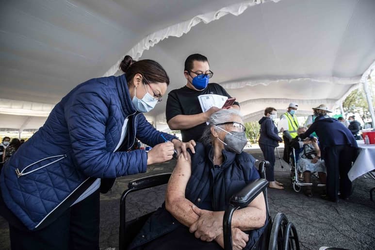En la Ciudad de México, 287 mil 251 personas de la tercera edad no se aplicaron la vacuna contra COVID-19.