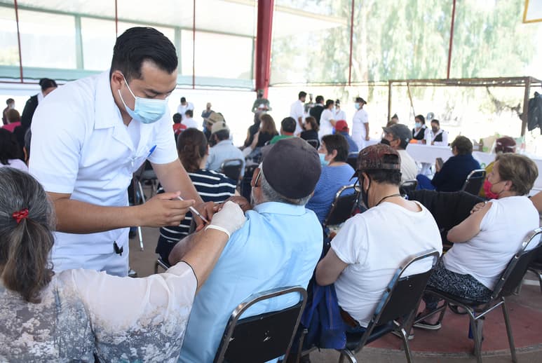 Según la delegada regional del Bienestar Social, Cintia Sánchez, esperan finalizar la vacunación en las tres células el 17 de abril y luego seguir con brigadas que se desplacen a hospitales y hogares. (EL SIGLO DE TORREÓN)