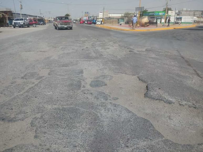 A las afueras de Las Meloneras hay varios hoyancos que obligan a los conductores a disminuir la velocidad. (EL SIGLO DE TORREÓN)