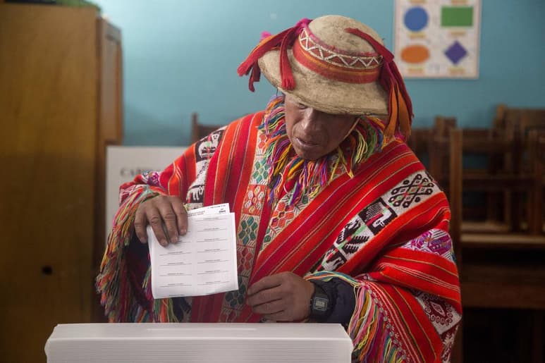 Hasta seis candidatos de todo el espectro político pugnan por entrar en el balotaje. (EFE)