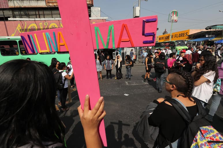 El mandatario federal señaló que en el caso de los feminicidios no evade su responsabilidad. (ARCHIVO)