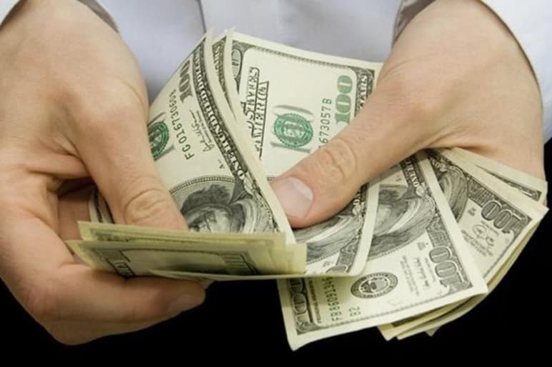Al menudeo, CitiBanamex abrió vendiendo el dólar en 20.60 pesos, después de ofrecerlo en 20.70 unidades. Banorte ofrece la divisa en 20.45 y BBVA en 20.49 unidades.
(ARCHIVO)