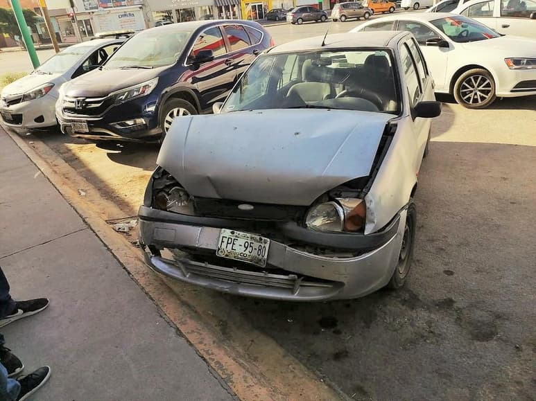 Los socorristas atendieron a una persona que viajaba en el automóvil, pero no ameritó su trasladado al hospital. (EL SIGLO DE TORREÓN)