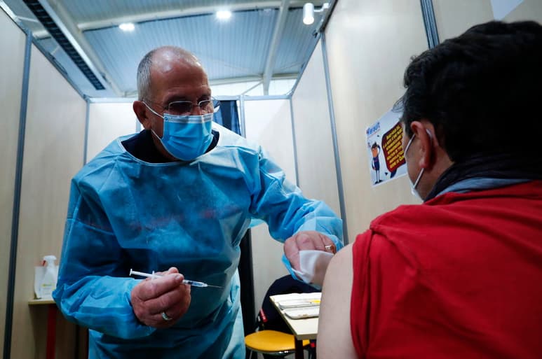 El primer ministro francés, Jean Castex, anunció este jueves que se ha superado el umbral simbólico de diez millones de personas que han recibido una primera dosis de la vacuna contra la COVID, 'con una semana de anticipación' respecto a la previsión gubernamental. (ARCHIVO)