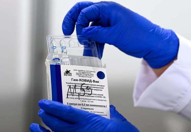 A principios de marzo, mientras Europa avanzaba en su campaña de inmunización contra el coronavirus entre dudas y retrasos, un perfil de Twitter sobre una vacuna lograba el ‘check’ azul que verifica su identidad digital. Se trata de la rusa Sputnik V, la última de las armas del Kremlin para ganar la batalla del relato a Occidente sobre la respuesta a la pandemia. (ARCHIVO)