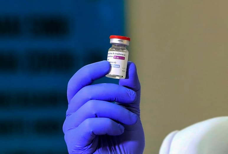 España aplicará la vacuna contra el coronavirus de AstraZeneca a los mayores de 60 años. Bélgica a los de 55 en adelante. Reino Unido recomienda no administrarla a los menores de 30 cuando sea posible, y Australia anunció límites similares para los menores de 50 años. (ARCHIVO)