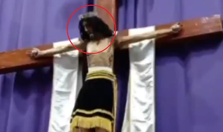 Según algunos internautas, la figura se habría movido 'por su cuenta' durante una misa de Semana Santa (ESPECIAL)