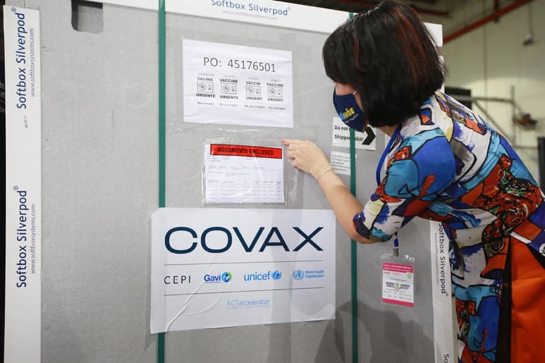 La Organización Mundial de la Salud (OMS), a través de su programa COVAX, ha enviado 38 millones de vacunas a más de 100 países desde que comenzó a distribuir dosis en febrero, aunque sufre retrasos de sus tres principales proveedores: AstraZeneca, Pfizer y BioNTech, y el Instituto Serum de la India. (ARCHIVO)