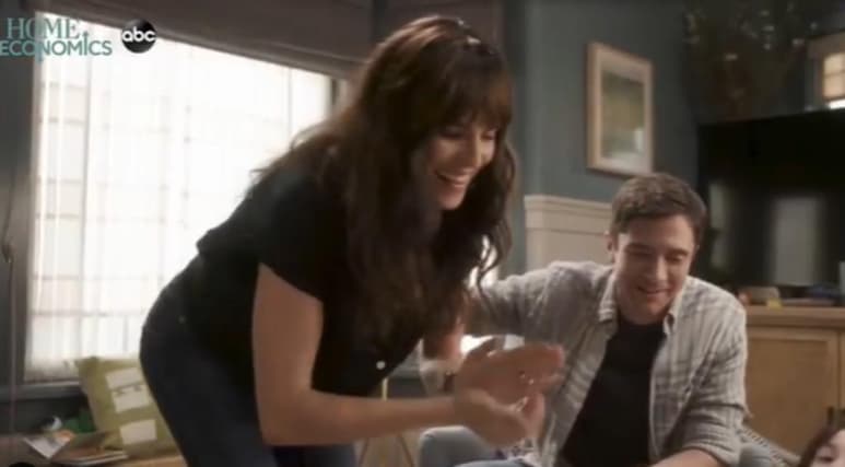 Como una orquesta totalmente sincronizada en la que un solo sonido desafinado lo arruina todo. Así describe la chispa necesaria en una comedia Karla Souza, que con la serie Home Economics regresa al humor tras varios años de papeles dramáticos. (ESPECIAL)