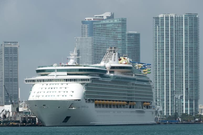 El gobernador de Florida, Ron DeSantis, anunció este viernes que el estado demandó judicialmente al Gobierno federal para exigirle que permita de inmediato la reactivación de la industria de los cruceros, paralizada desde hace más de un año en los puertos estadounidenses debido a la pandemia de la COVID-19. (ARCHIVO)