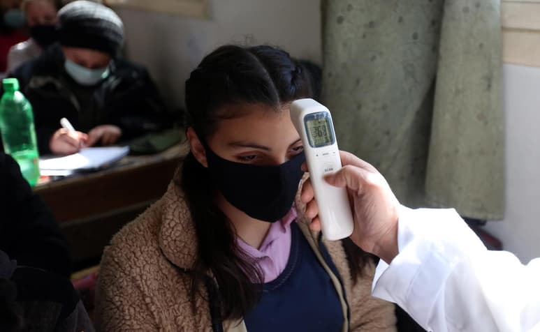 Un avión de Emiratos Árabes Unidos arribó a Siria el jueves cargado de alimentos y ayuda médica para combatir el coronavirus, informó la prensa estatal siria. (ARCHIVO)