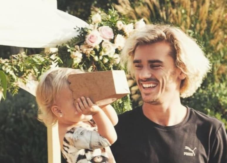 Antoine Griezmann se convierte en padre por tercera ocasión y, curiosamente, en la misma fecha. (ESPECIAL)