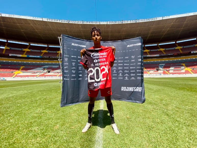 Primero fue Jeremy Márquez, ahora tocó el turno a Ozziel Herrera y con esto, Atlas se puso las pilas y blinda a otro canterano más, con un contrato hasta 2024, por lo que las Fuerzas Básicas atlistas comienzan a rendir frutos. (ESPECIAL)