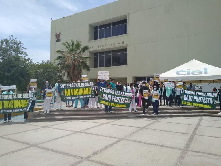 El Instituto Mexicano del Seguro Social (IMSS) informó que la vacunación al personal de la Clínica No. 66 en Torreón depende de la “Política Nacional de Vacunación contra el Virus SARS- CoV-2 para la Prevención del COVID-19 en México”. (ROBERTO ITURRIAGA)
