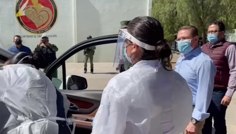 El gobernador, José Rosas Aispuro Torres, realizó un recorrido por los puntos de vacunación ubicados en la Escuela de Enfermería y Facultad de Enfermería en la capital del Estado, con la finalidad de constatar la correcta atención a la gente y en general, del proceso de inoculación. (CORTESÍA)