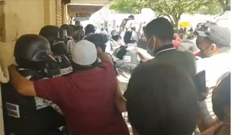 Una mujer que se dedicaba a vender elotes y un hombre que viajaba a bordo de una camioneta murieron luego de que elementos de la Guardia Nacional les dispararan, en las calles Victoria y Ocampo en esta frontera. (ESPECIAL)