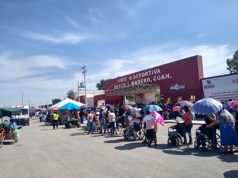El enojo de los adultos mayores fue debido a las horas de espera que permanecieron en las filas en ambos lados de la Unidad Deportiva. Algunas personas arribaron desde las 6 de la mañana y al llegar a la puerta se les notificó que no se les daría atención. (MARY VÁZQUEZ)