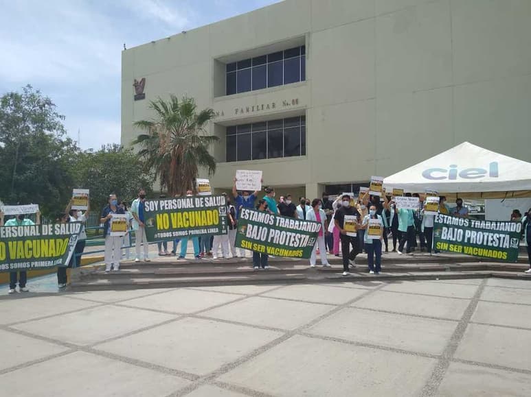 Cerca de 80 trabajadores del hospital salieron al acceso principal con lonas, cartulinas y gritos en reclamo a las autoridades. (ROBERTO ITURRIAGA)