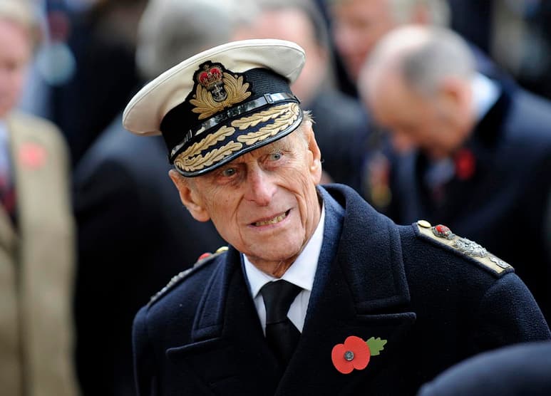 El príncipe Felipe, duque de Edimburgo, fallecido hoy a los 99 años, ha acompañado como esposo a la reina Isabel II durante más de siete décadas, una larga convivencia en la que el protocolo le mantuvo siempre unos pasos por detrás la soberana británica. (ARCHIVO)