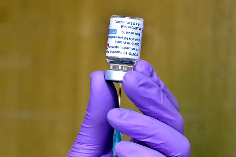 Se registró en México el primer cuadro grave de trombosis provocado por la aplicación de la vacuna contra COVID-19 de AstraZeneca, así lo dio a conocer el médico Roberto Ovilla Martínez, jefe de hematología y trasplantes de médula ósea del Hospital Ángeles Lomas.
(ARCHIVO)