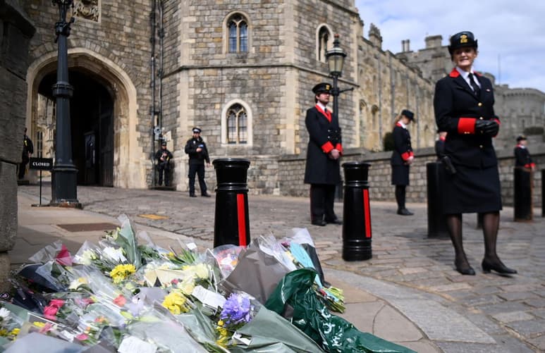 Poco después del anuncio, la gente comenzó a hacer fila frente al Palacio de Buckingham para ver el aviso oficial del deceso que se había colocado en la reja. La bandera del palacio, la residencia de la reina en Londres, se bajó a media asta.
(EFE)