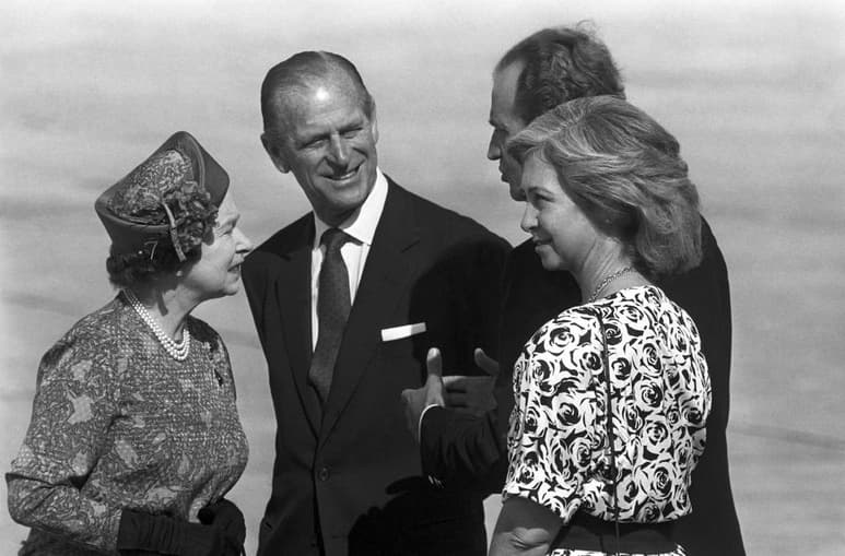 Fotografía de archivo (Palma de Mallorca, 24/10/1998) del duque de Edimburgo (2i), junto a la reina Isabel II y los reyes de España Juan Carlos y Sofía en el aeropuerto de Son San Juan, al término de una visita de Estado en España. (EFE)
