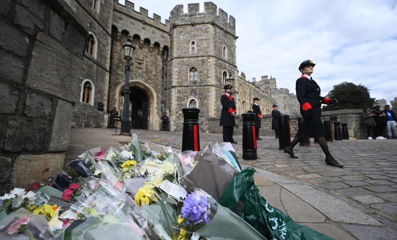 El cuerpo del príncipe Felipe de Edimburgo, fallecido este viernes a los 99 años, 'descansará' en el castillo de Windsor, la residencia de la familia real cerca de Londres, hasta que se celebre su funeral en la adyacente capilla de San Jorge, informó hoy la institución heráldica College of Arms. (EFE)