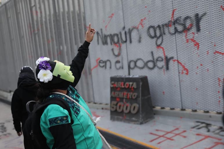 Una veintena de mujeres protestaron con consignas como 'Félix viola mujeres', 'Félix viola leyes' y 'Félix violador' y pintaron la fachada del edificio. (EFE)