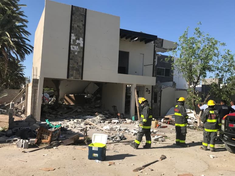 Los hechos se registran cerca de las 9:30 de la mañana de este viernes en la vivienda marcada con el número 23 de la cerrada Canela. (EL SIGLO DE TORREÓN)