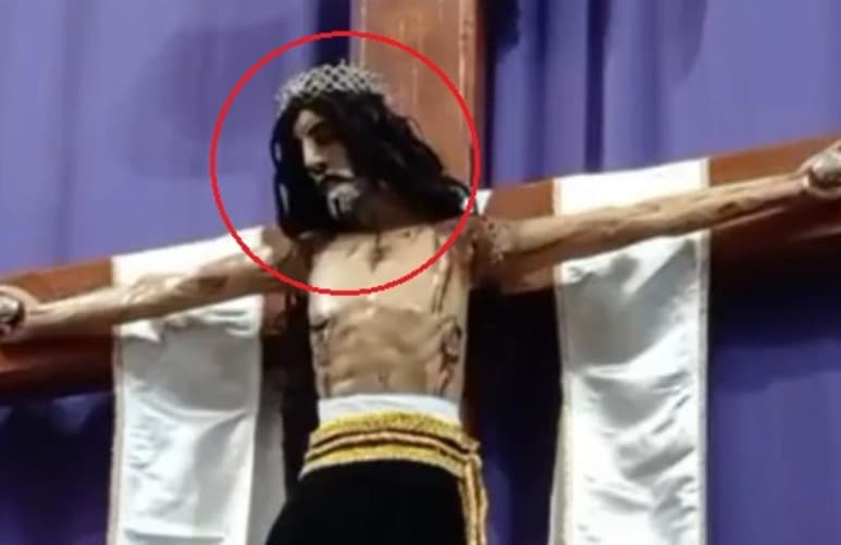 El párroco de la iglesia detalló en redes sociales que la figura posee un mecanismo que le permite mover su cabeza (CAPTURA)