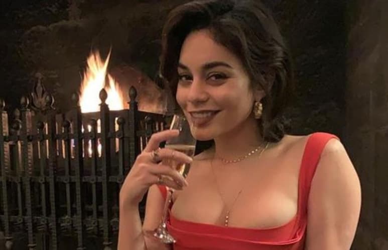 La actriz de 32 años lució su figura entre el agua (@VANESSAHUDGENS)